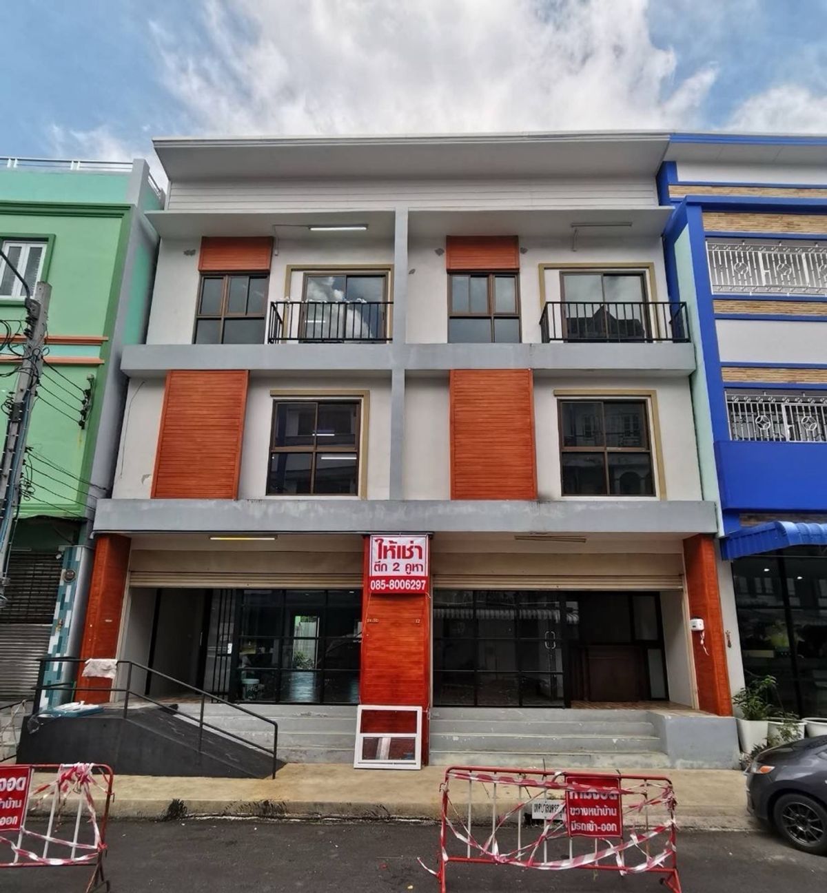 ให้เช่าอาคารพาณิชย์สมุทรปราการ สำโรง : อาคารพาณิชย์ 2คูหา 3 ชั้น ให้เช่าใจกลางตลาดปากน้ำมีที่จอดรถด้านหน้า  ติดต่อ 0893366591 ฟ้า