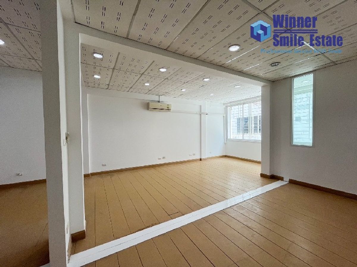 For SaleHome OfficeRama9, Petchburi, RCA : For sale: Home office, Rama 9 Soi 19, only 400 meters into the alley, suitable for business in Ratchada area.