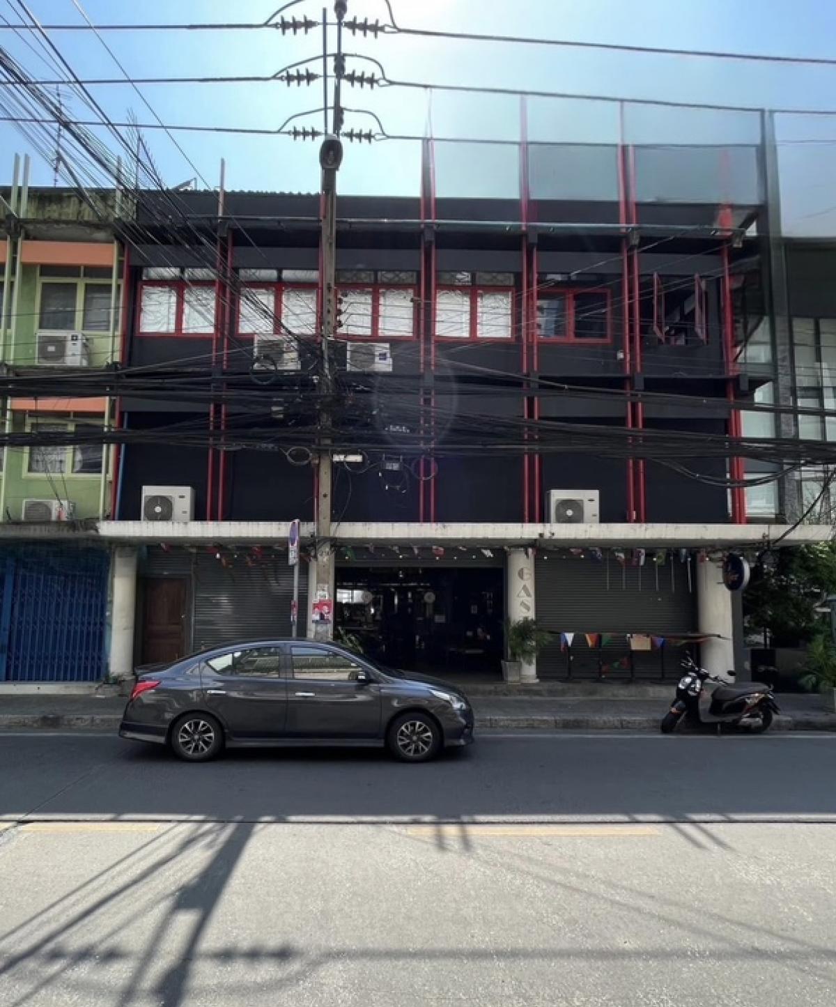 For RentShop HouseSukhumvit, Asoke, Thonglor : Renting 3 commercial buildings, Phrom Phong Sukhumvit, Bangkok, near EMSPHERE department stores and BTS BTS, Phrom Phong Station 850 meters