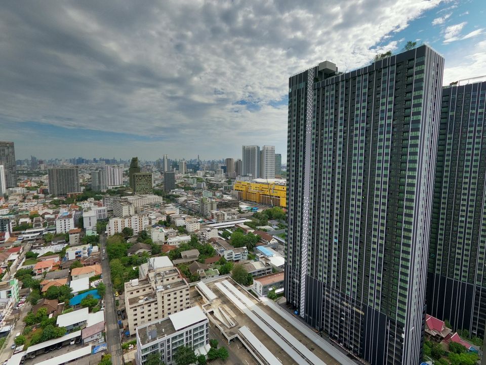 ขายคอนโดลาดพร้าว เซ็นทรัลลาดพร้าว : ทำเลดี วิวเมือง เฟอร์นิเจอร์ครบ ราคาดีมาก ⭐ Abstracts Phahonyothin Park (แอ็บสแตร็กส์ พหลโยธิน พาร์ค)