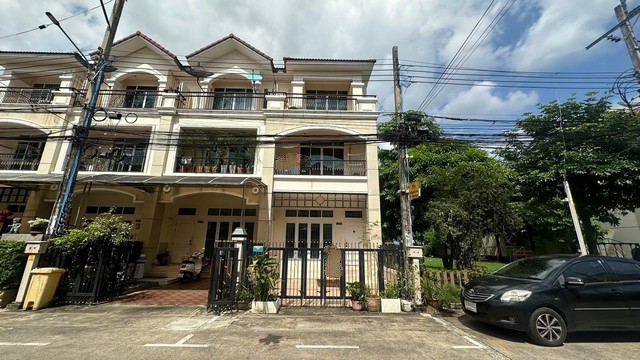 For SaleTownhomeLadprao101, Happy Land, The Mall Bang Kapi : Townhome for sale in Lat Phrao, Sirin Home Lat Phrao 101, corner house, next to the garden, cheapest price in the project