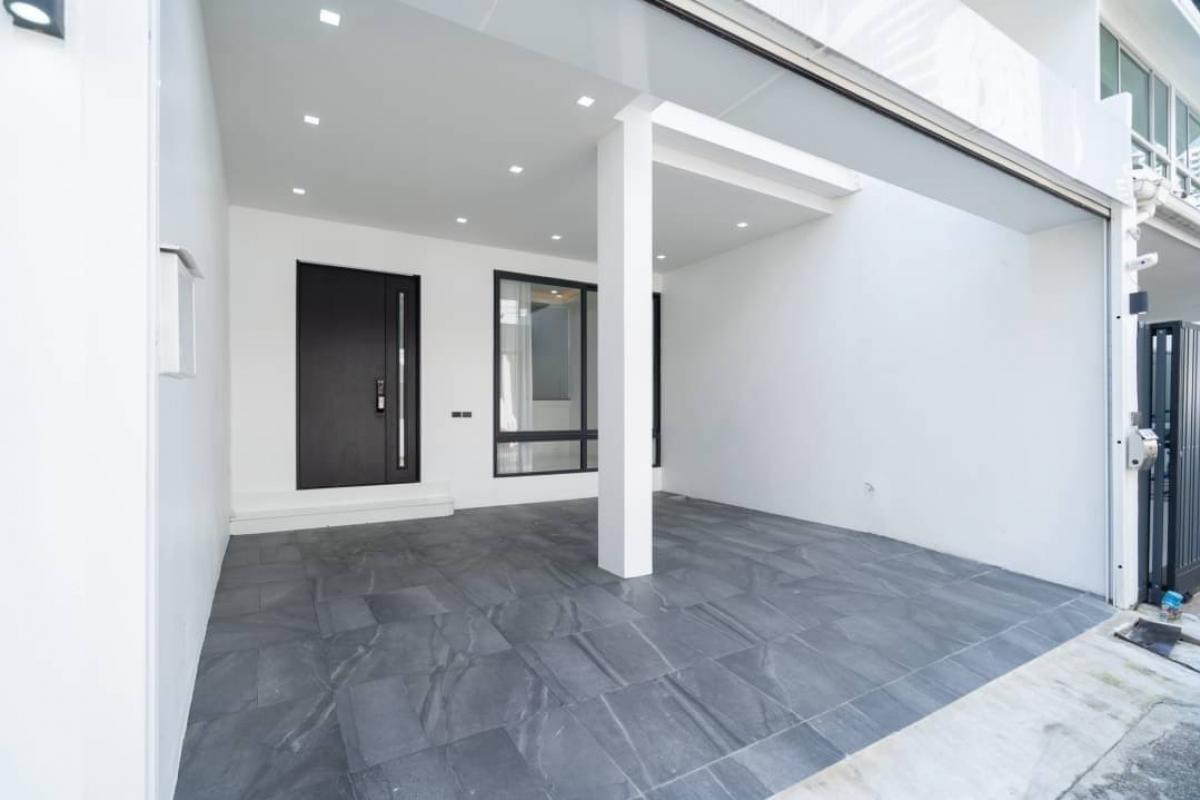 For SaleTownhomeSukhumvit, Asoke, Thonglor : 📢👇Selling a newly renovated and decorated Townhouse in a prime location in the heart of Bangkok. Convenient transportation by both BTS and MRT. Suitable for living or making Airbnb.