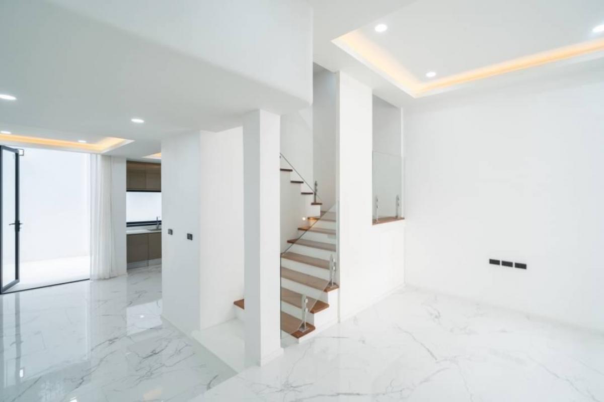 For SaleTownhomeSukhumvit, Asoke, Thonglor : 📢👇Selling a newly renovated and decorated Townhouse in a prime location in the heart of Bangkok. Convenient transportation by both BTS and MRT. Suitable for living or making Airbnb.