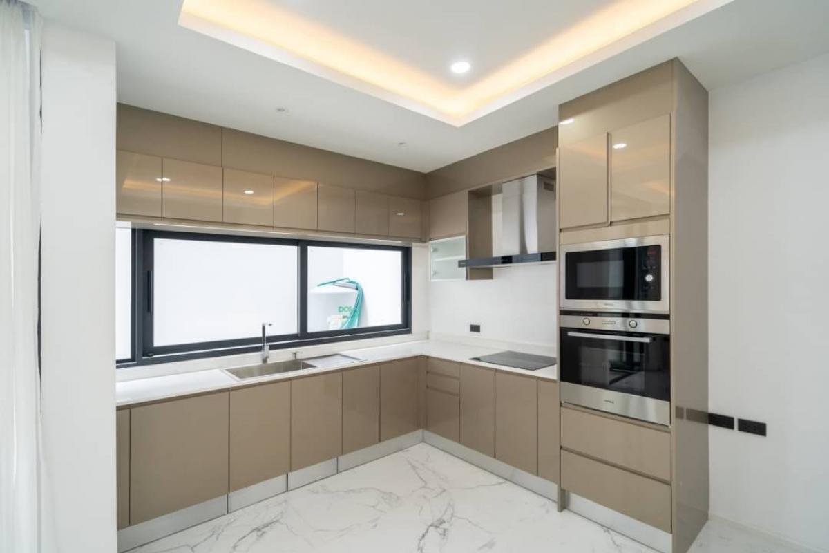 For SaleTownhomeSukhumvit, Asoke, Thonglor : 📢👇Selling a newly renovated and decorated Townhouse in a prime location in the heart of Bangkok. Convenient transportation by both BTS and MRT. Suitable for living or making Airbnb.