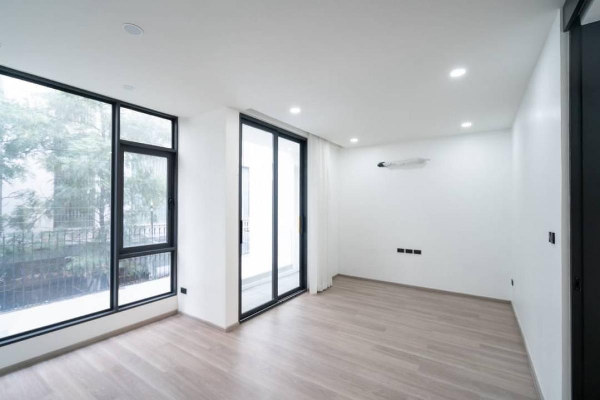 For SaleTownhomeSukhumvit, Asoke, Thonglor : 📢👇Selling a newly renovated and decorated Townhouse in a prime location in the heart of Bangkok. Convenient transportation by both BTS and MRT. Suitable for living or making Airbnb.