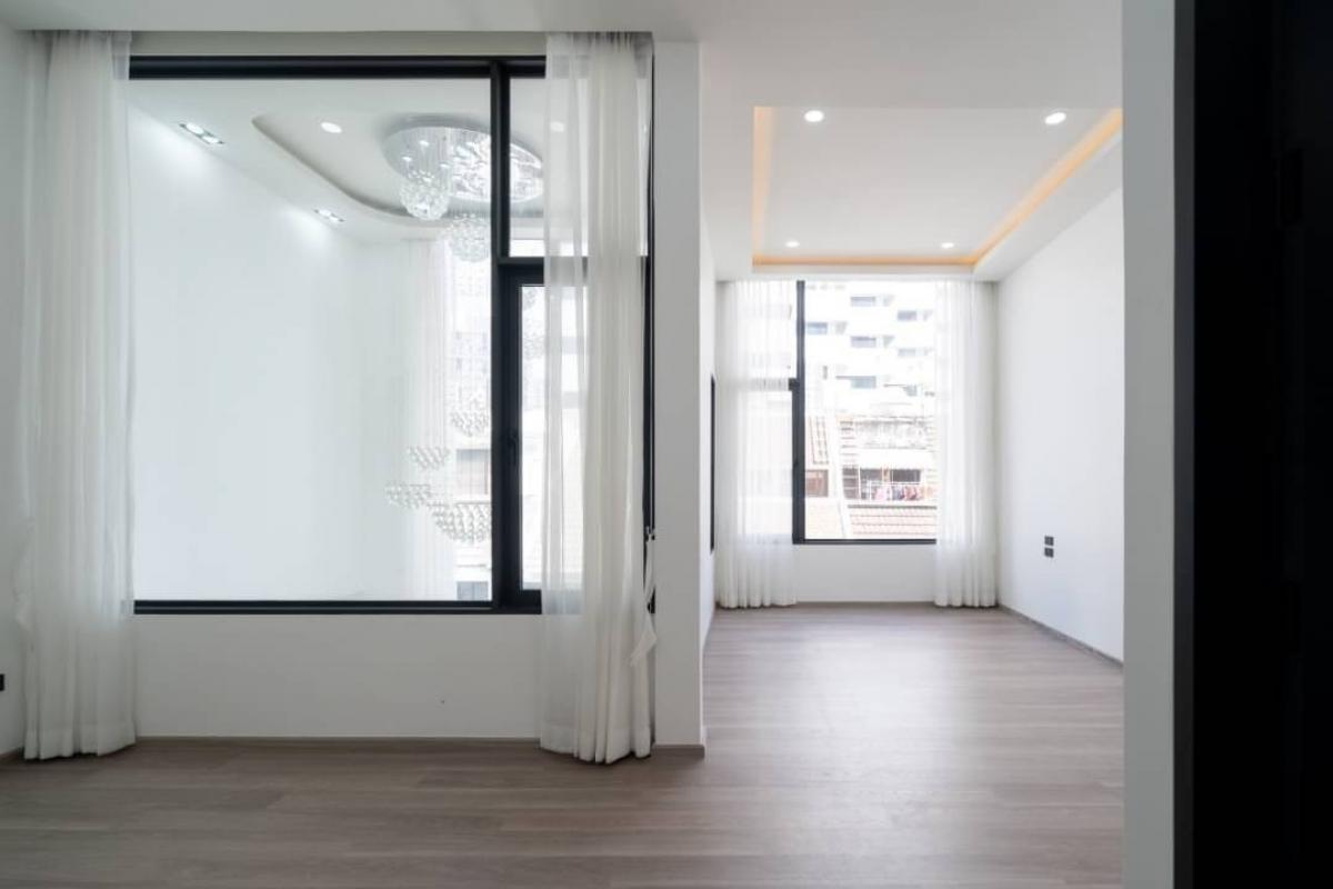 For SaleTownhomeSukhumvit, Asoke, Thonglor : 📢👇Selling a newly renovated and decorated Townhouse in a prime location in the heart of Bangkok. Convenient transportation by both BTS and MRT. Suitable for living or making Airbnb.