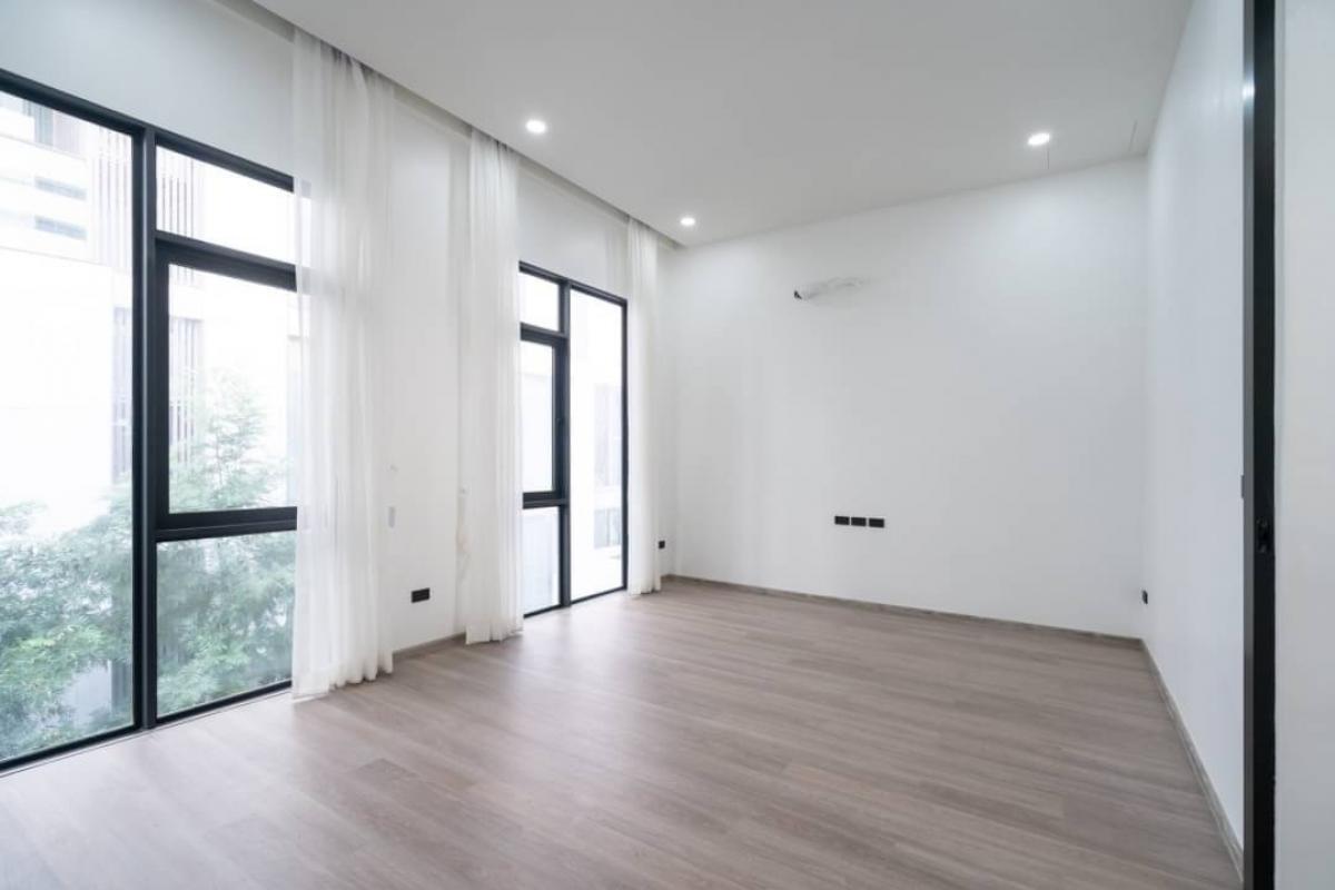 For SaleTownhomeSukhumvit, Asoke, Thonglor : 📢👇Selling a newly renovated and decorated Townhouse in a prime location in the heart of Bangkok. Convenient transportation by both BTS and MRT. Suitable for living or making Airbnb.