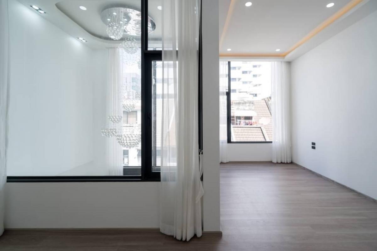 For SaleTownhomeSukhumvit, Asoke, Thonglor : 📢👇Selling a newly renovated and decorated Townhouse in a prime location in the heart of Bangkok. Convenient transportation by both BTS and MRT. Suitable for living or making Airbnb.