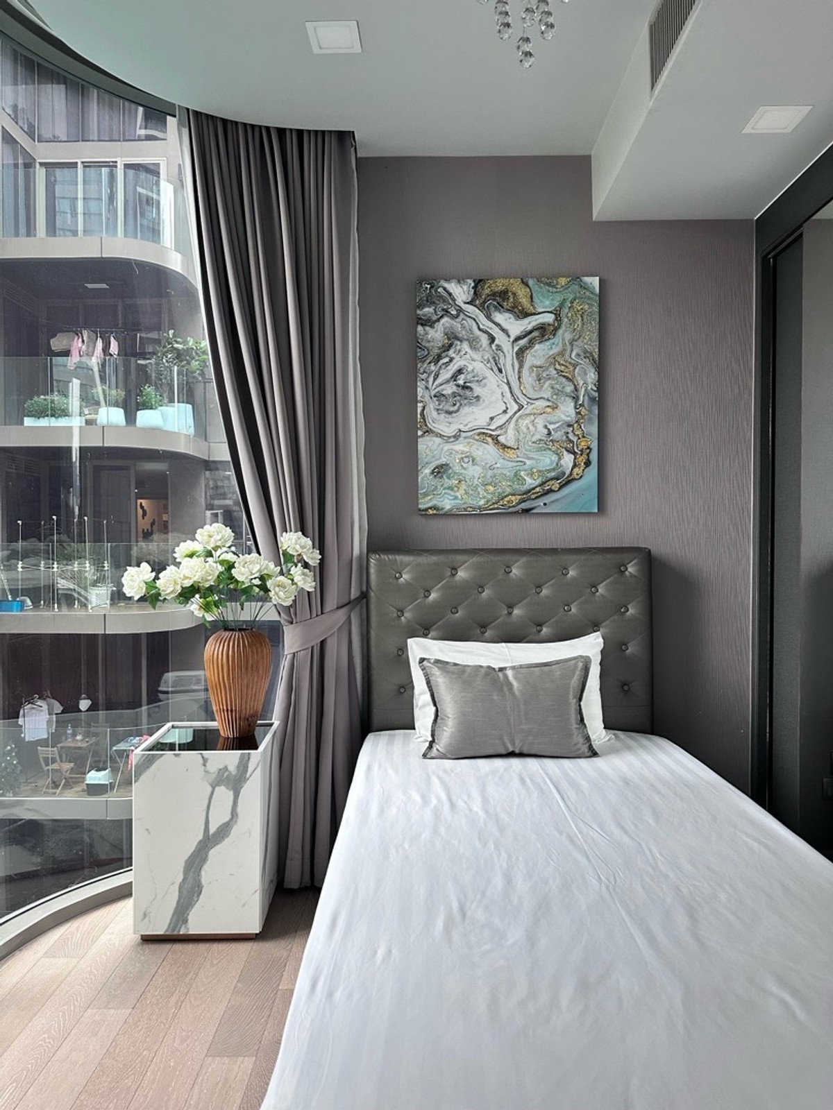 ให้เช่าคอนโดสุขุมวิท อโศก ทองหล่อ : 2 Bedroom (74 sqm) in Phrom Phong, Pet friendly condo (Big Dog is okay) contact: 082-4499822