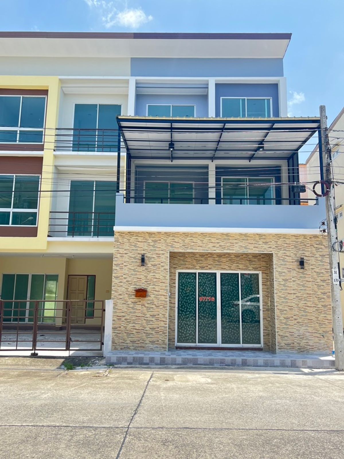 ขายทาวน์โฮมมีนบุรี-ร่มเกล้า : ขายทาวน์โฮม 3 ชั้น เพ็ญศิริ 4 ทำเลต้นโครงการ มี  4 นอน 3 น้ำ เนื้อที่ 20.7 ตรว. ต่อเติมเต็ม +เทอเรส  ราคา 3,990,000 บาท