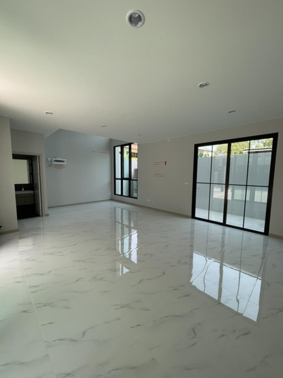 For SaleTownhomeRama 2, Bang Khun Thian : For sale: 3-storey home office/townhome, near Central Rama 2, only 7 minutes, near the expressway  Extra wide house front 7.5 m. with Double Volume