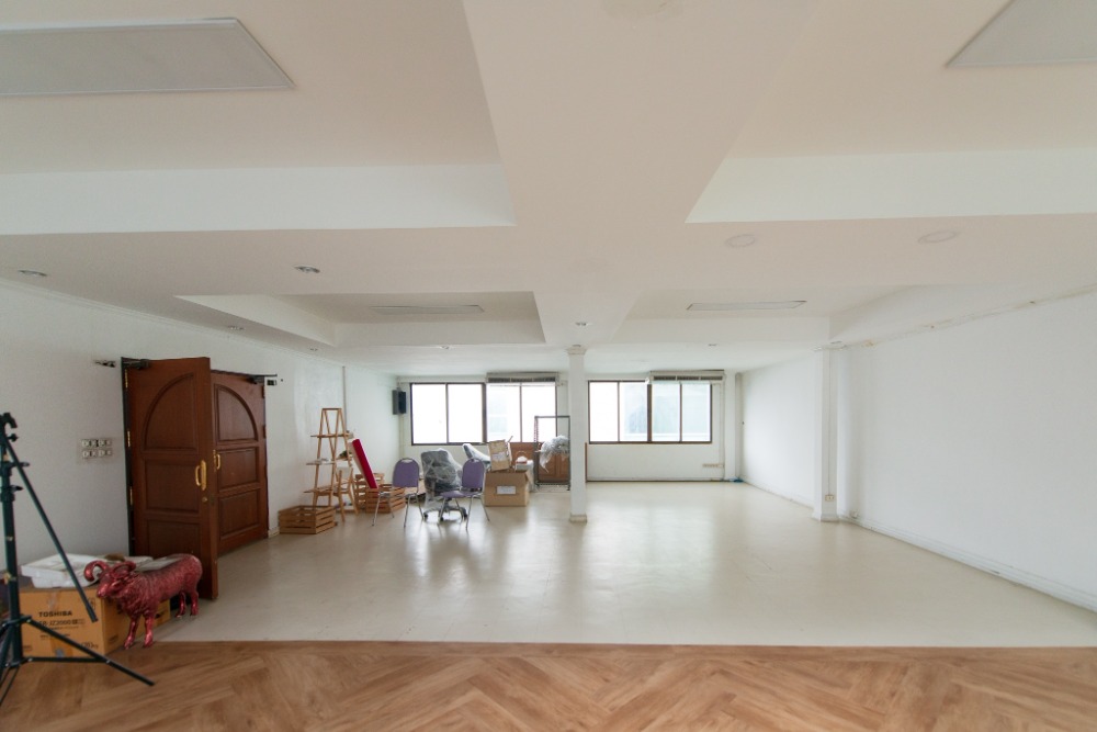 ให้เช่าอาคารพาณิชย์สุขุมวิท อโศก ทองหล่อ : อาคารพาณิชย์ 3 ชั้น 4 คูหา ใกล้ BTS เอกมัย (ให้เช่า), Commercial Building 3 Storey 4 Unit near BTS Ekkamai (FOR RENT) PALM800