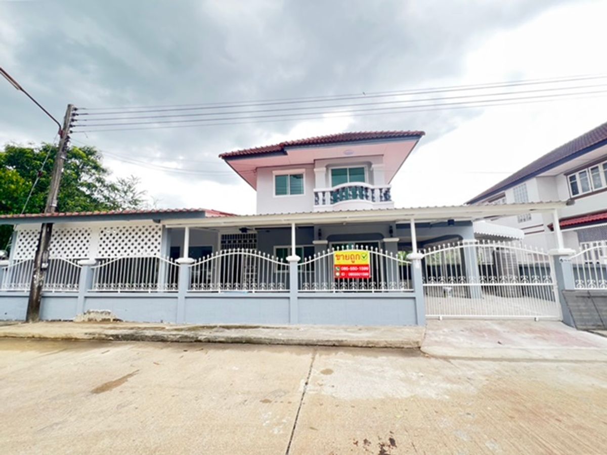 For SaleHousePathum Thani,Rangsit, Thammasat : Cheap sale, 2-storey detached house, area 65.8 sq.w., A.C. House Village 1, Lam Luk Ka Khlong Si, 5 bedrooms, 3 bathrooms + full extension + 1 single-storey house, good condition, special price 2,790,000.- Free credit, interested contact 085-550-1599