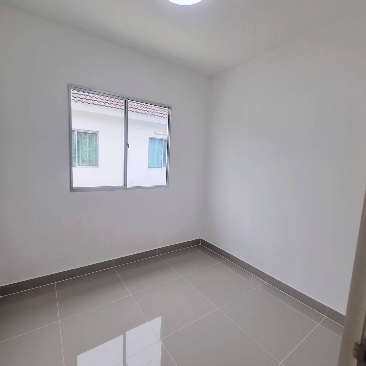 For SaleTownhomePathum Thani,Rangsit, Thammasat : Cheap 2-storey townhouse for sale, City Home Village 1, Lam Luk Ka Khlong 7, 2 bedrooms, 2 bathrooms + kitchen, original condition, waiting for renovation, special price 1,000,000.- Free credit, interested contact 085-550-1599