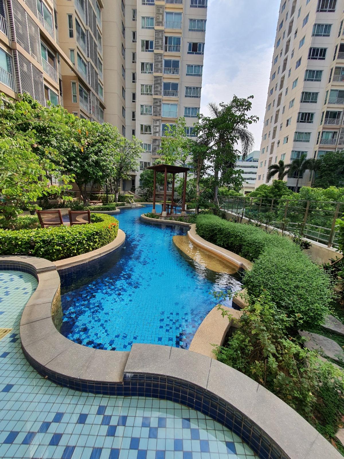 For RentCondoKasetsart, Ratchayothin : Centric Scene Ratchavipha In The Corner room with swimming pool View