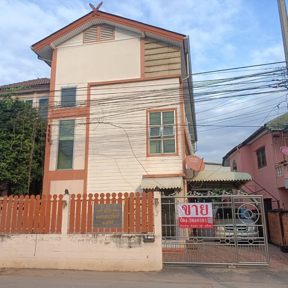 For SaleHotel&Apartment BusinessPathum Thani,Rangsit, Thammasat : Urgent sale!! 3-storey building, entrance to Soi Rangsit-Nakhon Nayok 26, area 47 square wah, 11 bedrooms/ 10 bathrooms/ 1 living room/ 1 kitchen, near Tesco Lotus, Zeer, Future Park, Bangkok University, Rangsit University, Rajabhat University