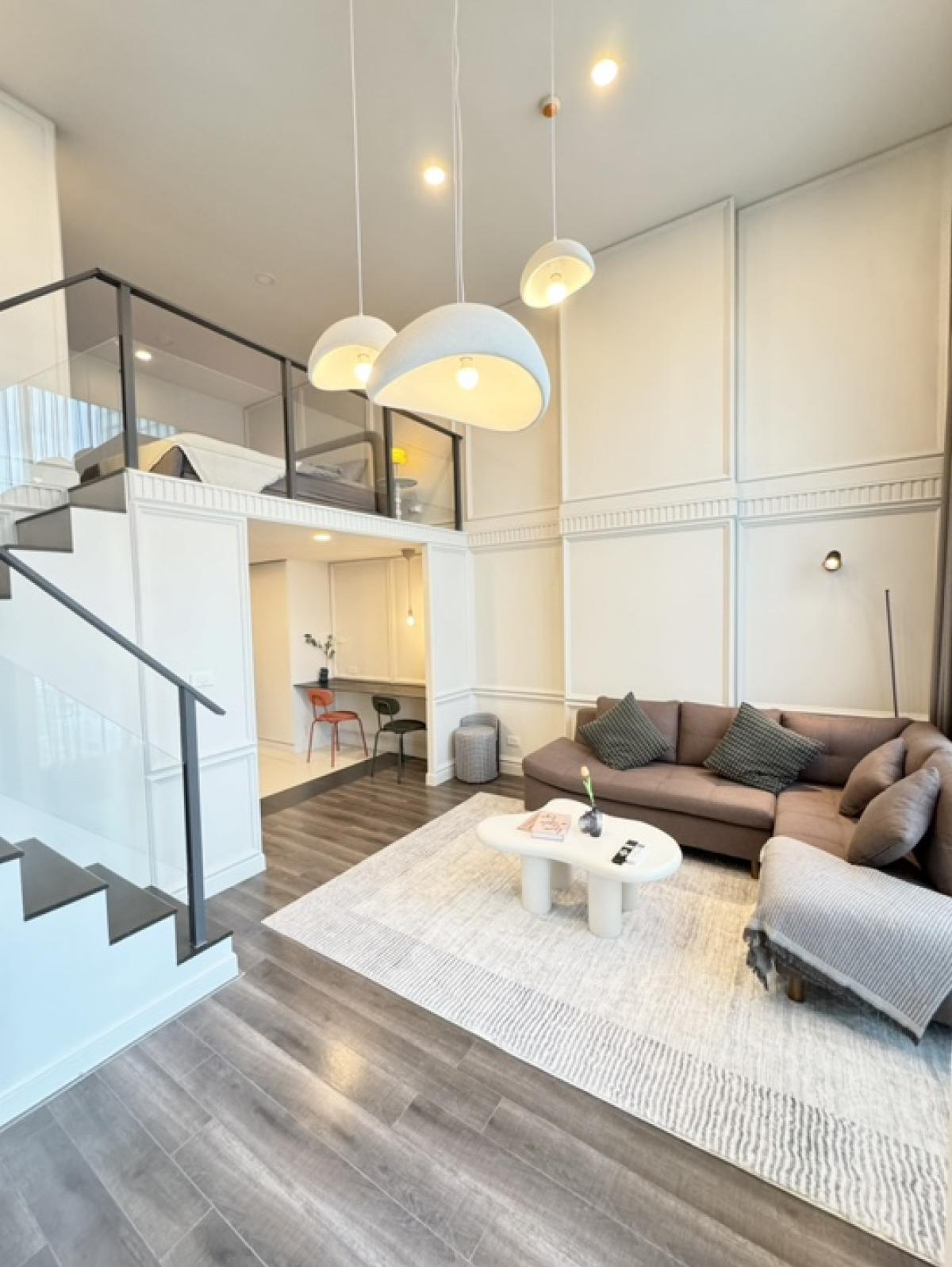 ขายคอนโดพระราม 9 เพชรบุรีตัดใหม่ RCA : 🏙️ 🔥 ขาย/ให้เช่าคอนโดหรู  Duplex 2 ชั้น 45 ตรม. ชั้น 15 วิวโล่ง ได้สัมผัสบรรยากาศโปร่งสบาย พร้อมเฟอร์นิเจอร์และเครื่องใช้ไฟฟ้าครบครัน ห้องใหม่ เฟอร์ใหม่หมด  🔥  Knightsbridge Space พระราม 9