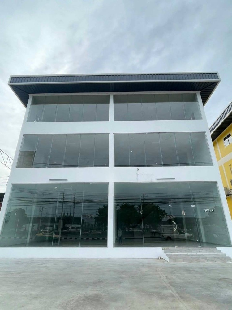 For RentShop HousePinklao, Charansanitwong : For rent: 3-storey commercial building in Taling Chan area, on Kanchanaphisek main road, near the entrance to Khlong Lat Mayom floating market. Suitable for businesses that need a storefront, restaurant, dental clinic, beauty clinic, warehouse, office, or