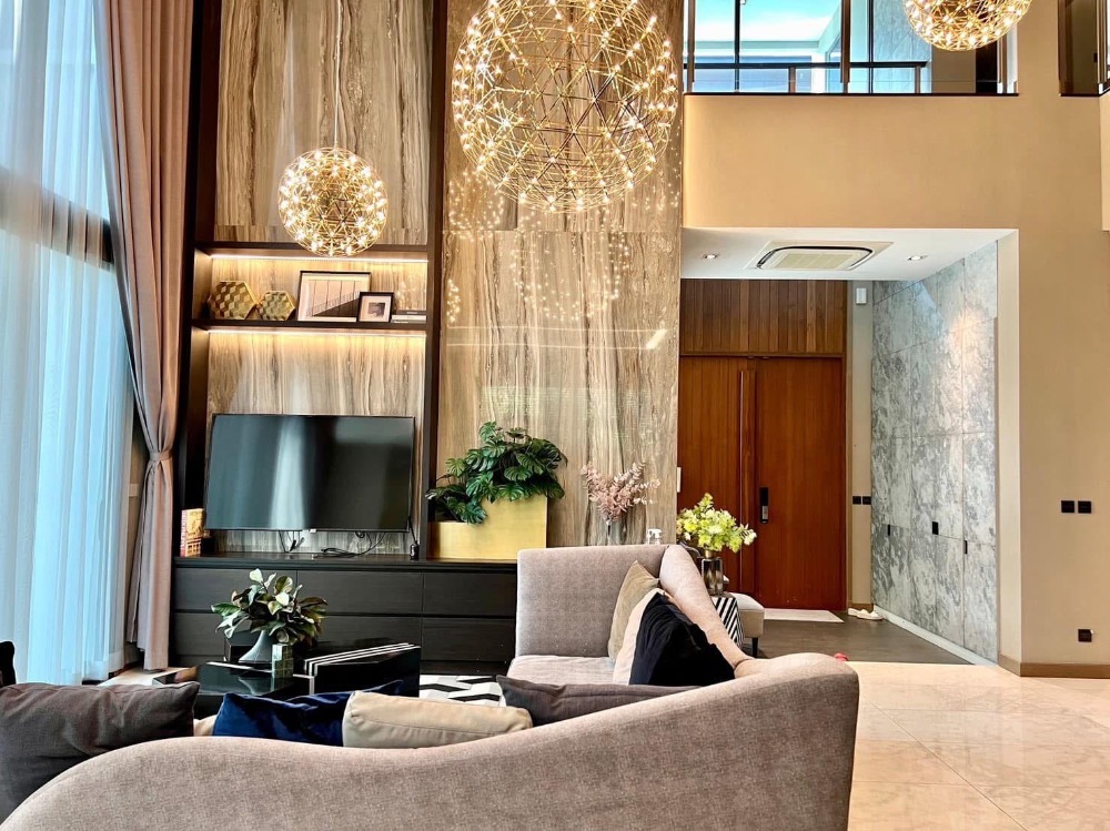 ❖ Modern Luxury ❖ บ้านเดี่ยว 3 ชั้น | 5 ห้องนอน 7 ห้องน้ำ | 136.90 ตร.ว. 593.00 ตร.ม. | ใกล้ BTS กรมทหารราบที่ 11 8 นาที, SRT หลักสี่ 8 นาที, มหาวิทยาลัยศรีปทุม 8 นาที Loading...