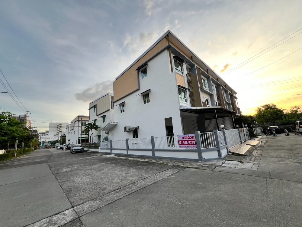ขายทาวน์โฮมบางนา แบริ่ง ลาซาล : ขาย The Rich Biz Home สุขุมวิท 105 ทาวน์โฮม 3 ชั้นหลังมุม