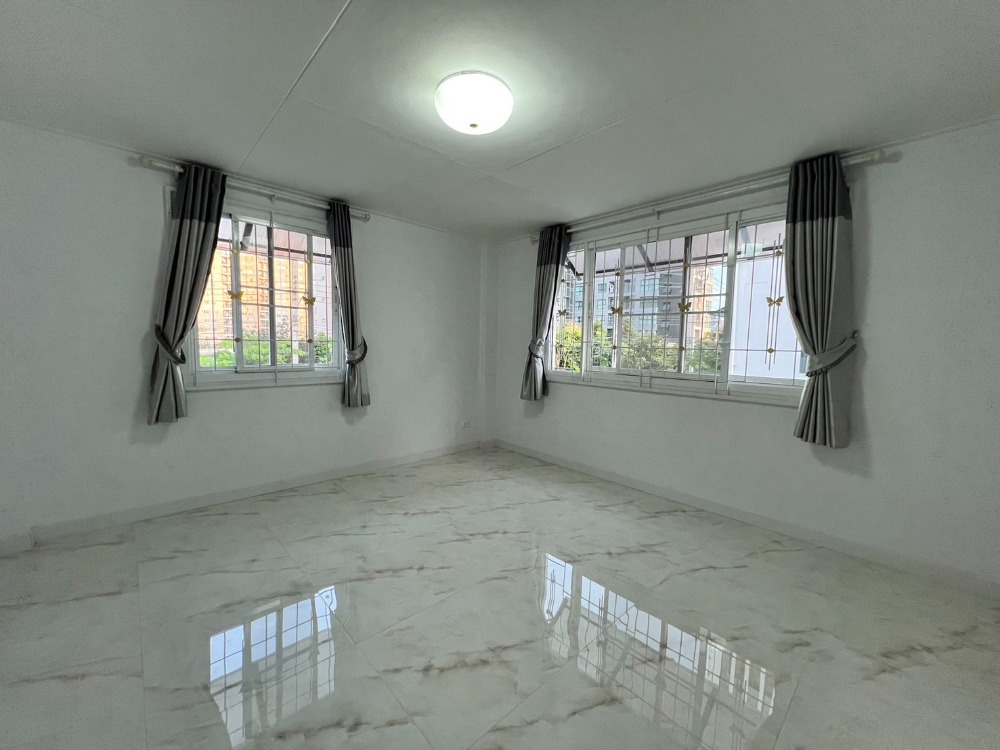 ขายทาวน์โฮมบางนา แบริ่ง ลาซาล : ขาย The Rich Biz Home สุขุมวิท 105 ทาวน์โฮม 3 ชั้นหลังมุม