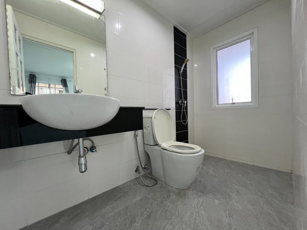 ขายทาวน์โฮมบางนา แบริ่ง ลาซาล : ขาย The Rich Biz Home สุขุมวิท 105 ทาวน์โฮม 3 ชั้นหลังมุม