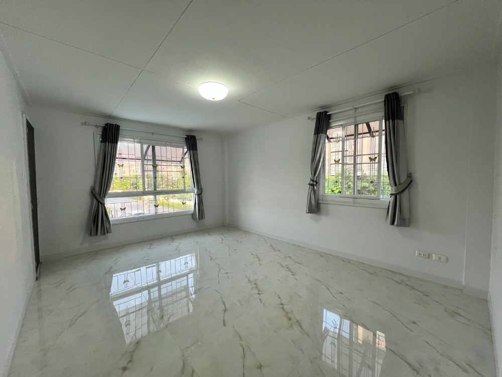 ขายทาวน์โฮมบางนา แบริ่ง ลาซาล : ขาย The Rich Biz Home สุขุมวิท 105 ทาวน์โฮม 3 ชั้นหลังมุม