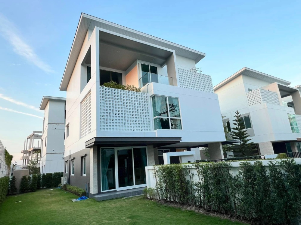 For RentPattanakan, Srinakarin : 85 sq m, 4 bedrooms, 5 bathrooms, 3-storey detached house, Nirvana Absolute, Krungthep Kreetha