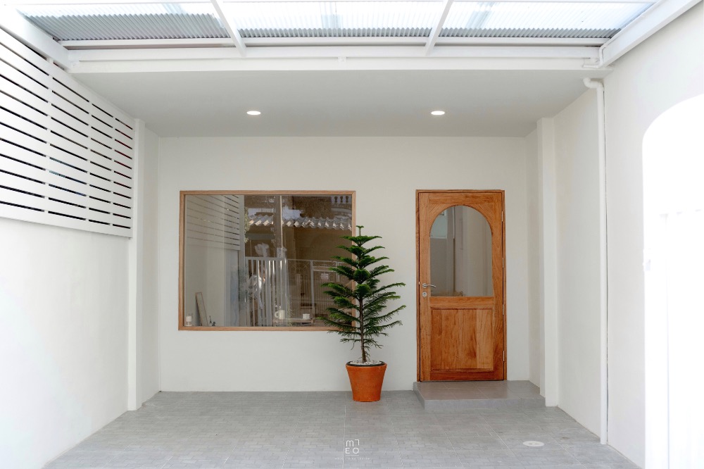 For RentTownhomeSeri Thai, Ramkhamhaeng Nida : For rent, beautifully decorated minimalist house, free furniture/free air conditioner/SmartTV+WiFi, fully furnished, ready to move in or do business, Ramkhamhaeng, near MRT