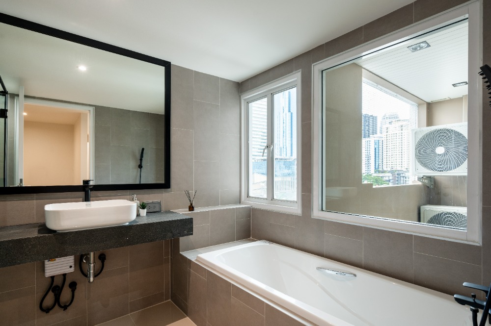 For SaleCondoSukhumvit, Asoke, Thonglor : 3 bed pet-friendly condo at Ekkamai, Fully furnished, Nice Decoration, Next to Big C and close to BTS Ekkamai station