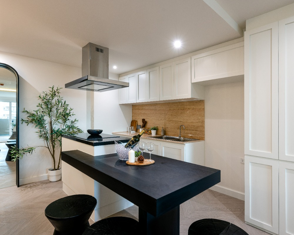 For SaleCondoSukhumvit, Asoke, Thonglor : 3 bed pet-friendly condo at Ekkamai, Fully furnished, Nice Decoration, Next to Big C and close to BTS Ekkamai station