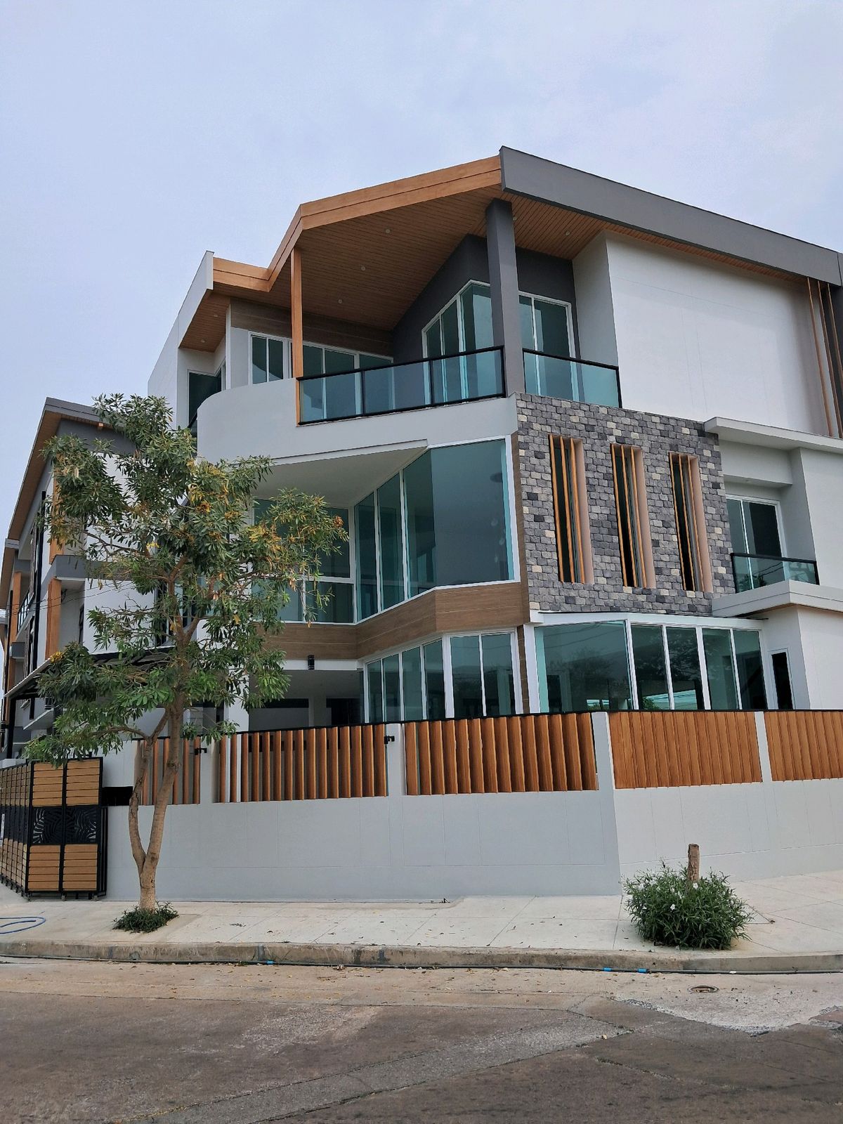 For SaleHousePattanakan, Srinakarin : Single house for sale, newly built, 3 floors and 2.5 floors, Phatthanakan 65, wide road, not crowded, only single houses, shady, lake, field, pool, market, near 7-Eleven, there is a promotion in January.