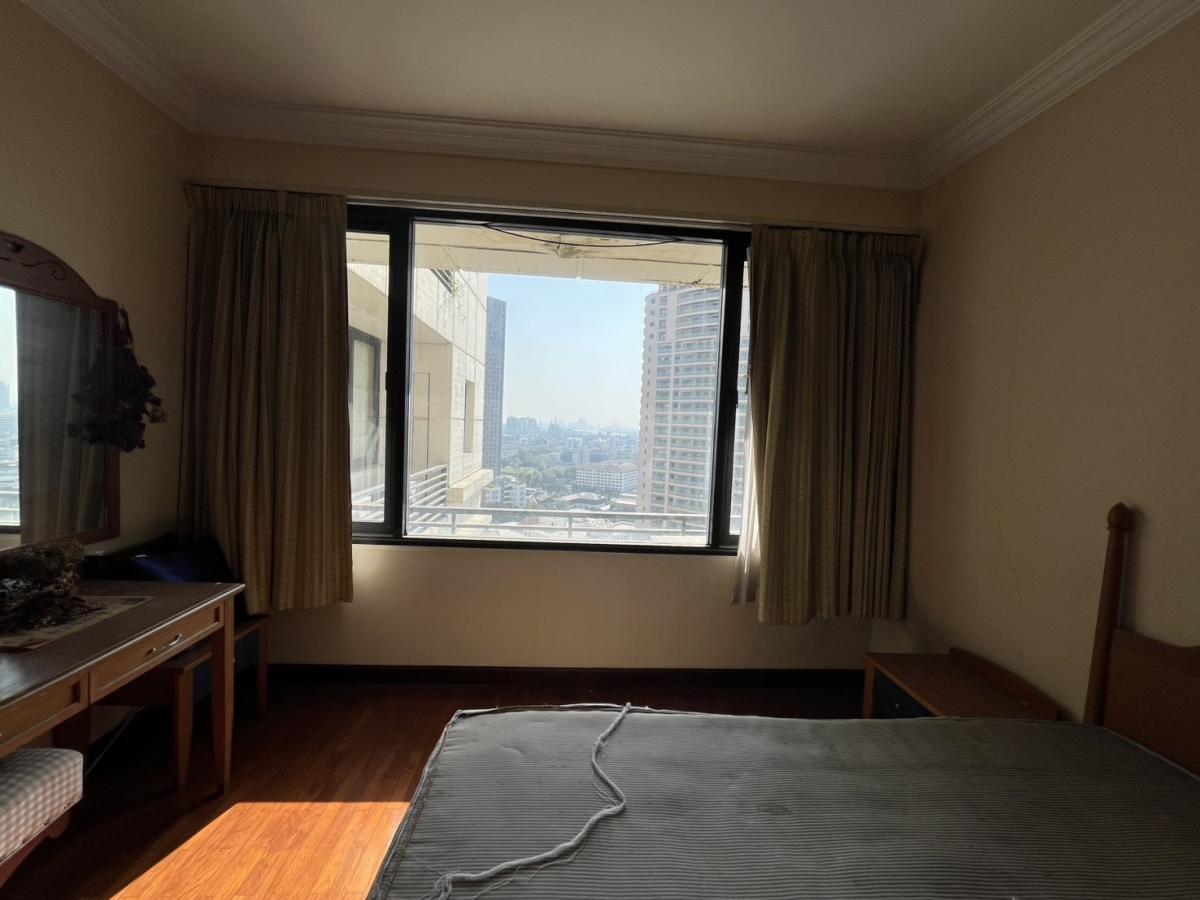 For RentCondoSathorn, Narathiwat : Urgent rent, rare room! 🔥 Baan Piya Sathorn 🔥 3bed 3bath + maids room in the heart of Sathorn, no more than 70k, no more, dont miss it!