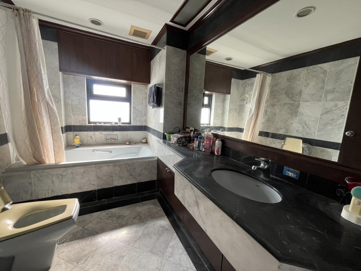 For RentCondoSathorn, Narathiwat : Urgent rent, rare room! 🔥 Baan Piya Sathorn 🔥 3bed 3bath + maids room in the heart of Sathorn, no more than 70k, no more, dont miss it!