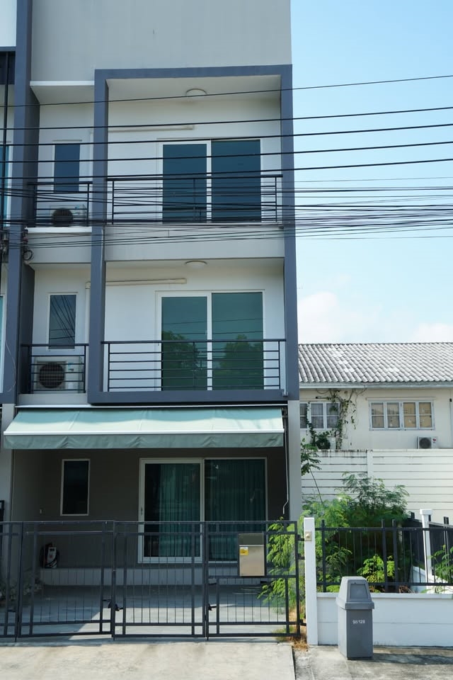 ให้เช่าทาวน์โฮมลาดกระบัง สุวรรณภูมิ : 🏡 ให้เช่าทาวน์โฮม 3 ชั้นหลังมุม บ้านกลางเมือง สวนหลวง (เฉลิมพระเกียรติ 28) 🌳 ใกล้สวนหลวง ร.9 เพียง 2 กม เท่านั้น บ้านว่างพร้อมเข้าอยู่ ✅✅ 🐶🐱 สามารถเลี้ยงสัตว์เล็กได้ 🐶🐱