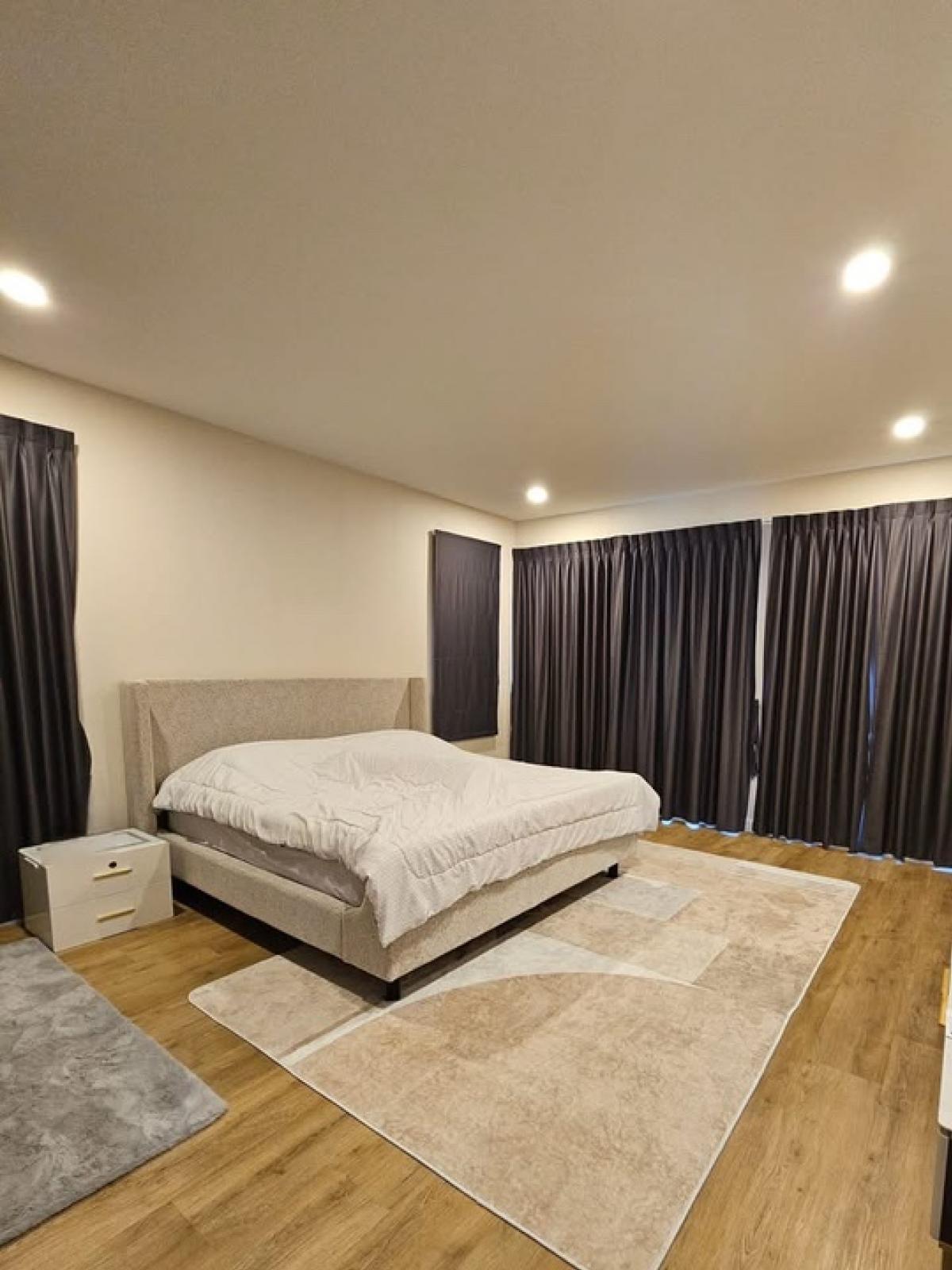 For RentHousePattanakan, Srinakarin : 📢👇Perfect Place Rama 9-Krungthepkreetha a place that easily traveling with multiple routes: Ramkhamhaeng, Thap Chang Toll Gate, Krungthep Kreetha, Romklao, and Suvarnabhumi Airport. The project is located on the main road and has access through Mistine Al