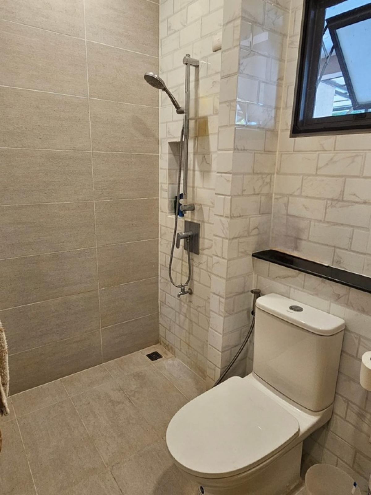 For RentHousePattanakan, Srinakarin : 📢👇Perfect Place Rama 9-Krungthepkreetha a place that easily traveling with multiple routes: Ramkhamhaeng, Thap Chang Toll Gate, Krungthep Kreetha, Romklao, and Suvarnabhumi Airport. The project is located on the main road and has access through Mistine Al