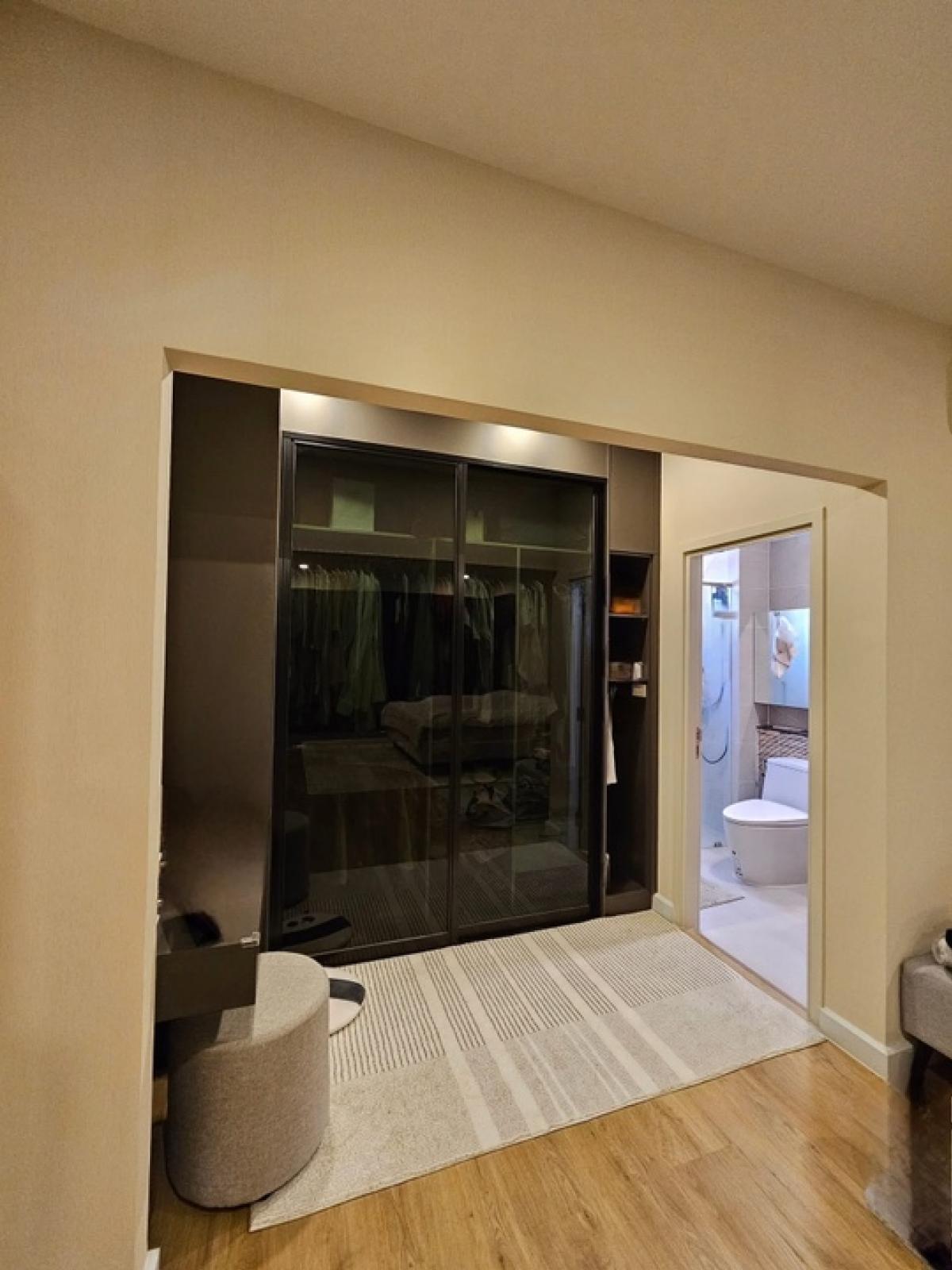 For RentHousePattanakan, Srinakarin : 📢👇Perfect Place Rama 9-Krungthepkreetha a place that easily traveling with multiple routes: Ramkhamhaeng, Thap Chang Toll Gate, Krungthep Kreetha, Romklao, and Suvarnabhumi Airport. The project is located on the main road and has access through Mistine Al