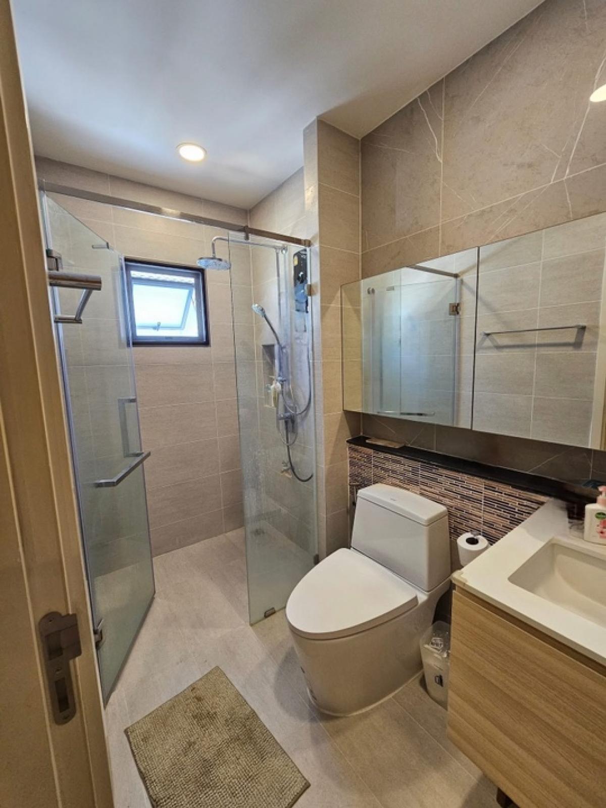 For RentHousePattanakan, Srinakarin : 📢👇Perfect Place Rama 9-Krungthepkreetha a place that easily traveling with multiple routes: Ramkhamhaeng, Thap Chang Toll Gate, Krungthep Kreetha, Romklao, and Suvarnabhumi Airport. The project is located on the main road and has access through Mistine Al