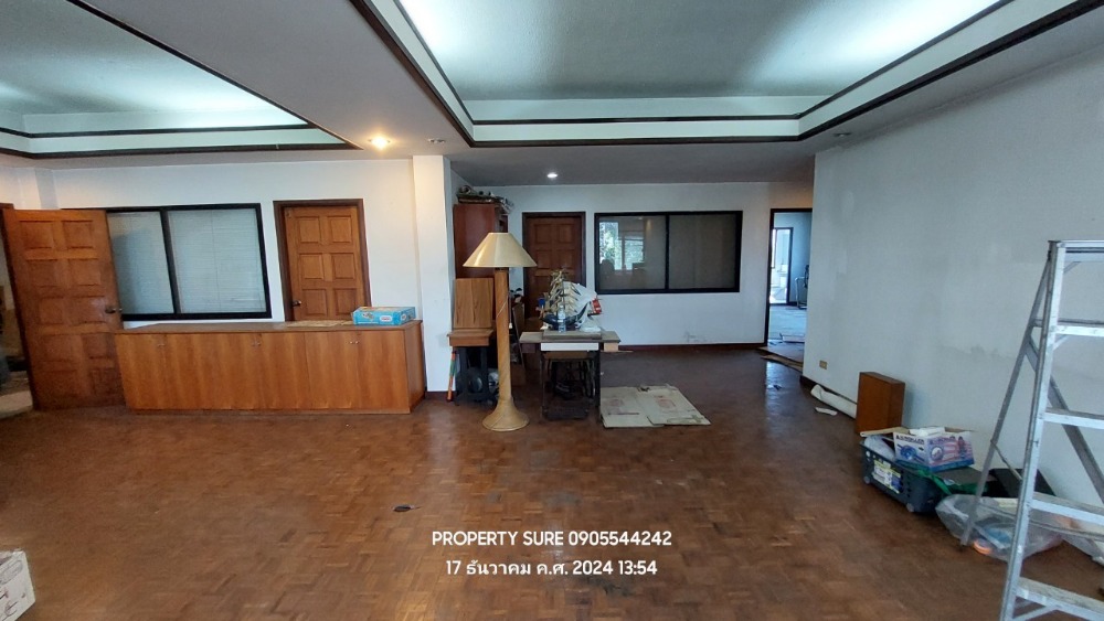 ให้เช่าโชว์รูมเลียบทางด่วนรามอินทรา : Stand alone Building for rent ให้เช่าอาคารสำนักงาน โชว์รูมและที่พักอาศัยย่านธุรกิจใกล้พระราม 9 – ลาดพร้าว-เลียบด่วน อาคาร Stand alone 4.5 ชั้น พื้นที่ใช้สอย 2,000 ตร.ม.