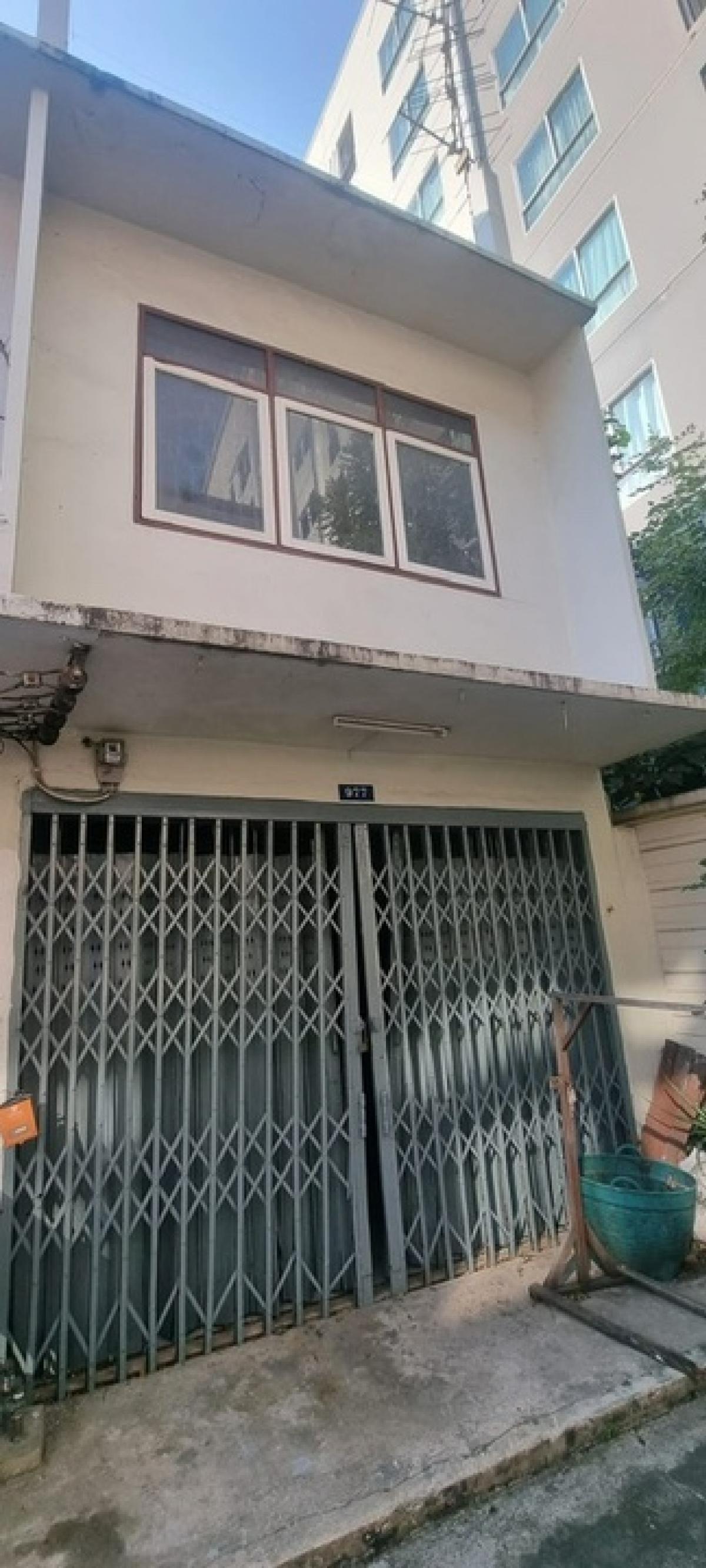 For RentShop HousePinklao, Charansanitwong : For rent: 3-storey shophouse, Tha Phra Intersection, Charan 3, near the BTS. Interested, call: 0922829196