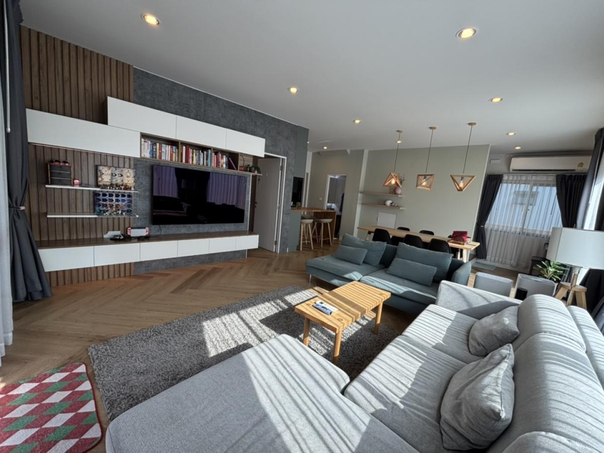 For RentHousePattanakan, Srinakarin : Sell/rent house Burasiri New cut development Complete furniture - Land size 74 square wah - Using 210 sqm, 4 bedrooms, 5 bathrooms