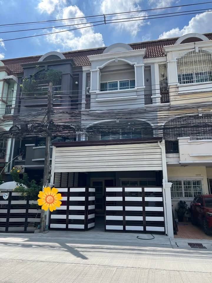 For RentTownhomeYothinpattana,CDC : Townhouse for rent, newly decorated, 3 floors, Ekkamai-Ram Intra expressway area (Lat Phrao 71), Soi Nak Niwat 48, Intersection 14, area 25 sq m, new house condition, beautiful, ready to move in, convenient transportation, there are cars passing in front 