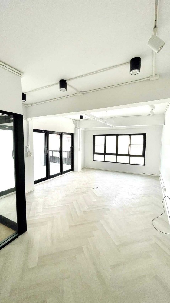 For RentHome OfficeSukhumvit, Asoke, Thonglor : LTH11531–Home Office FOR RENT Size 87.5 sq.w 350 sqm. 2 Rooms 5 Baths Near BTS Punnawithi Station ONLY 100K/Month