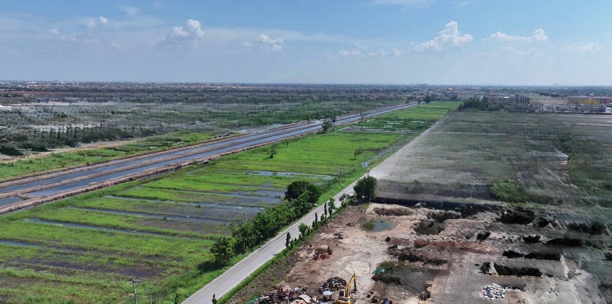 ขายที่ดินปทุมธานี รังสิต ธรรมศาสตร์ : ขายที่ดินผืนใหญ่ โซนรังสิต ขนาดเกือบ 100 ไร่ ทำเลศักยภาพสูง ใกล้ศูนย์การค้าและโซนพาณิชย์ เหมาะพัฒนาโครงการและลงทุนระยะยาว แบ่งซื้อได้
