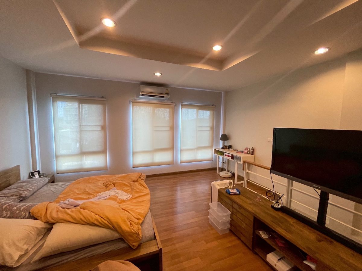For RentTownhomeWongwianyai, Charoennakor : House for rent in the city center, Sathorn Taksin 1, beginning of the project, near BTS Wutthakat, near The Mall Tha Phra
