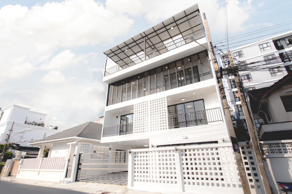 For SaleHouseRatchadapisek, Huaikwang, Suttisan : 📢👇 4-story home office, newly renovated, can enter and exit in many ways, Lat Phrao, Ratchada, Pracharat Bamphen.