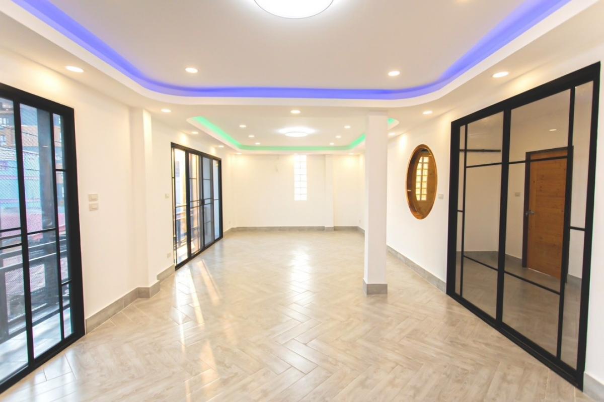 ขายบ้านรัชดา ห้วยขวาง : 📢👇 โฮมออฟฟิศ 4 ชั้น  รีโนเวทใหม่ สามารถเข้า-ออกได้หลายทาง ลาดพร้าว รัชดาประชาราษฎร์บำเพ็ญ