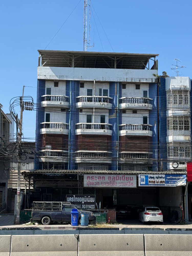 ขายอาคารพาณิชย์พัฒนาการ ศรีนครินทร์ : ขายด่วน อาคารพาณิชย์ 4.5 ชั้น ติด MRT ศรีด่าน ขนาด 75.7 ตร.วา  ทำเลดี เดินทางสะดวก ติดถนนใหญ่ ศรีนครินทร์ สนใจ ติดต่อ สุเมธ 061-949-8888