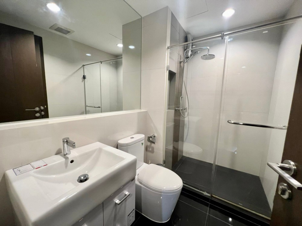 For SaleCondoSathorn, Narathiwat : ( UL2411201 ) Urgent Sale!!! Tel/Line 096-2479369 , Sale with tenant Rhythm Sathorn - Narathiwas , 1 bedroom, 38 Sq.M., high floor, furnished, Special Deal!!✨✨